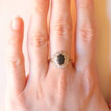 Anello a margherita vintage in oro giallo e bianco 9K con zaffiro (1.40ct ca.) e diamanti, anni ‘70
