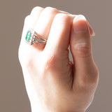 Anello a margherita francese vintage in platino e in oro bianco 18K con smeraldo (0.90ct ca.) e diamanti (0.70ctw ca.), anni ‘50/‘60