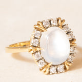 Anello a margherita vintage in oro giallo 18K con pietra di Luna (3.50ct ca.) e diamanti di taglio brillante (0.36ctw ca.), anni ‘70