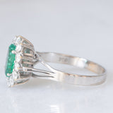 Anello a margherita in oro bianco 18K con smeraldo (1ct ca.) e diamanti di taglio brillante (0.50ctw ca.), anni ‘60