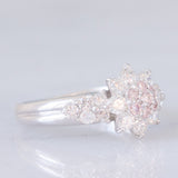 Anello a fiore in platino con diamanti fancy rosa (0.15ctw) e diamanti bianchi (0.86ctw), anni ‘90/anni ‘2000