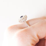 Anello a margherita vintage in oro bianco 18K con zaffiro (0.40ct ca.) e diamanti (0.16ctw ca.), anni ‘60/‘70