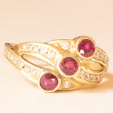 Anello “triplo” in oro giallo 14K con rubini sintetici (0.45ctw ca.) e diamanti di taglio brillante (0.22ctw ca.), anni ‘80