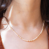 Collana vintage con perle bianche e perline in oro giallo 9K e con chiusura in oro giallo 9K, anni ‘50/‘60
