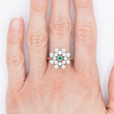 Anello a fiore/fiocco di neve in oro giallo e bianco 14K con smeraldo (0.13ct ca.) e diamanti di taglio brillante (1.24ctw ca.), anni ‘70