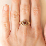Anello Claddagh vintage in oro giallo 9K con granato (0.30ct ca.) e paste di vetro bianche, anno 1994