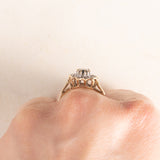 Anello a margherita vintage in oro giallo e bianco 9K con zaffiro (0.60ct ca.) e diamanti (0.12ctw ca.), anno 1982