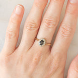 Anello a margherita vintage in oro giallo 9K con zaffiro (0.75ct ca.) e diamanti (0.10ctw ca.), anno 1981