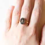 Anello antico in oro giallo 14K con smalti neri e perlina bianca, primi del ‘900