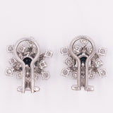 Orecchini a fiocco di neve vintage in oro bianco 18K con zaffiri (2.60ctw ca.) e diamanti di taglio brillante (1.20ctw ca.), anni ‘70/‘80