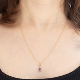 Collana vintage con catenina in oro giallo 9K e con ciondolo a margherita in oro giallo e bianco 9K con rubino (0.40ct ca.) e diamanti