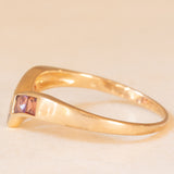 Anello vintage a “V” in oro giallo 9K con tormaline rosse, ametiste e acquamarina, anno 1990
