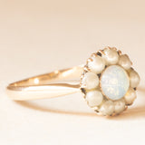 Anello a margherita antico in oro giallo 18K con opale sintetico e perline bianche, primi del ‘900