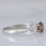 Trilogy vintage in platino con diamante centrale fancy brown (0.57ct) e diamanti laterali (0.20ctw)