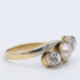 Trilogy antico in oro giallo 18K e argento con diamanti di taglio vecchia miniera (0.70ctw ca.) e perla bianca, primi del ‘900