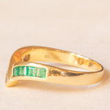 Anello a “V” vintage in oro giallo 18K con smeraldi di taglio carré (0.28ctw ca.) e diamanti di taglio tapered (0.25ctw ca.), anni ‘70/‘80