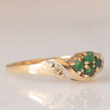 Anello vintage in oro giallo 9K con smeraldi (0.16ctw ca.) e diamanti, anni ‘70/‘80