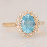 Anello a margherita vintage in oro giallo 9K con topazio azzurro (1.50ct ca.) e diamanti (0.10ctw ca.), anno 1988