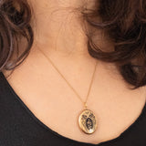 Ciondolo portafoto antico in oro giallo 18K con smalti neri e perlina bianca, primi del ‘900