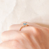 Solitario vintage in oro giallo e bianco 9K con topazio azzurro di taglio a cuore (0.40ct ca.), anni ‘90