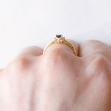 Anello a margherita vintage in oro giallo 18K con zaffiro (0.17ct ca.) e diamanti di taglio brillante (0.04ctw ca.), anni ‘70/‘80