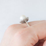 Anello a margherita vintage in oro bianco 18K con perla bianca e diamanti di taglio brillante (0.48ctw ca), anni ‘60