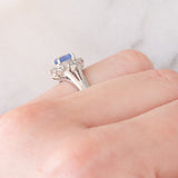 Anello margherita vintage in platino con zaffiro (0.75ct) e diamanti (0.31ctw), anni ‘80