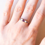 Anello veretta vintage in oro giallo 9K con opali (0.20ctw ca.) e ametista (0.40ctw ca.), anni ‘70