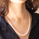 Collana vintage con filo di perle bianche e chiusura in oro giallo 9K, anni ‘60/’70