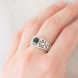 Anello a fascia in platino con tormalina verde (1.13ct) e diamanti (0.38ctw) e con lavorazioni a traforo, anni '90/anni '2000