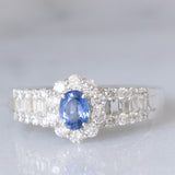 Anello a fascia con margherita in platino con zaffiro (0.44ct) e diamanti (0.67ctw), anni ‘80/‘90