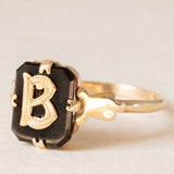 Anello antico in oro giallo 9K con onice e con lettera “B”, anni ‘30