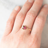 Anello Toi et Moi in oro giallo 14K con rubino sintetico (0.17ct ca.) e diamante di taglio vecchia Europa (0.15ct ca.), anni ‘10/‘20