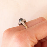 Anello a margherita vintage in oro bianco 14K con perla nera e diamanti di taglio brillante (0.40ctw ca.), anni ‘70