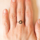 Anello a fiore vintage in oro giallo 9K con zaffiri (0.40ctw ca.) e diamante, anno 1992