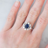 Anello ballerina vintage in oro bianco 18K con zaffiro (1.30ct ca.) e diamanti di taglio brillante e di taglio baguette (1ctw ca.), anni ‘70/‘80