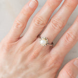 Anello a margherita vintage in oro bianco 14K con perla bianca e diamanti di taglio brillante (0.20ctw ca.), anni ‘60