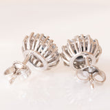 Orecchini a margherita vintage in oro bianco 14K con zaffiri (0.90ctw ca.) e diamanti di taglio brillante (0.36ctw ca.), anni ‘60/‘70