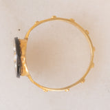 Raro anello rosario antico in oro giallo 18K con onice e perline bianche, fine ‘800/inizio ‘900