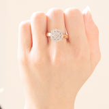 Anello a fiore vintage in oro giallo e bianco 14K con diamanti di taglio brillante (0.93ctw ca.), anni ‘60/‘70