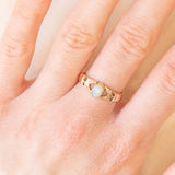 Anello a fascia vintage in oro giallo 8K con opale (0.25ct ca.) e perline bianche, anni ‘70