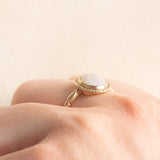 Solitario vintage in oro giallo 9K con opale (1ct ca.), anni ‘70 ca.
