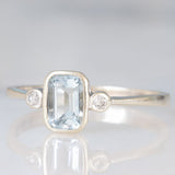 Trilogy vintage in oro bianco 9K con acquamarina (0.40ct ca.) e diamanti di taglio brillante (0.02ctw ca.), anni ‘70