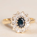 Anello a margherita vintage in oro giallo e bianco 9K con zaffiro (0.60ct ca.) e diamanti (0.12ctw ca.), anno 1982