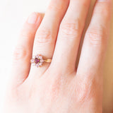 Anello a margherita vintage in oro giallo 9K con tormalina rosa (0.15ct ca.) e zaffiri rosa sintetici (0.40ctw ca.), anno 2004