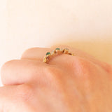 Veretta vintage in oro giallo 9K con smeraldi (0.25ctw ca.) e diamanti (0.03ctw ca.), anni ‘70/‘80