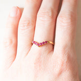 Anello a “V” vintage in oro giallo 9K con rubini sintetici (0.35ctw ca.), anno 2001