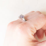 Anello vintage in oro bianco 9K con tanzaniti (1ctw ca.) e diamanti (0.07ctw ca.), anni ‘90