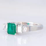 Anello vintage in stile Art Déco in platino con smeraldo (0.80ct) e diamanti (0.49ctw), anni ‘90