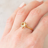 Anello “sole” in oro giallo 9K con apatite verde (1.19ct) e zaffiri bianchi